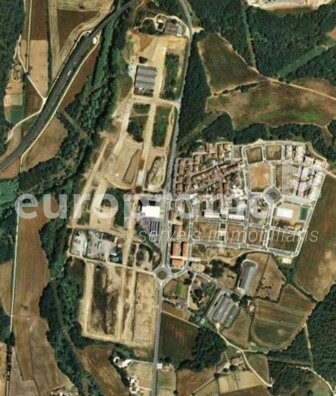Parcel.la industrial cantonera de 3295m2 situada a Quart